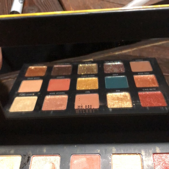 Milani gilded gold eye shadow palette - Picture 3 of 8